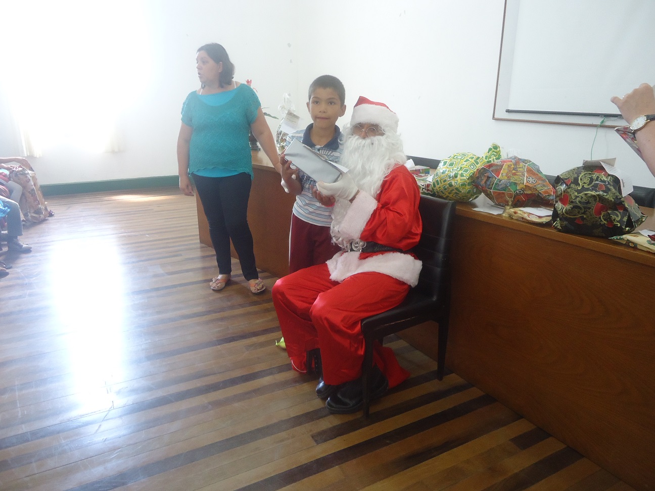 Papai Noel da Agência dos Correios entrega presentes para 44 crianças em São Ludgero