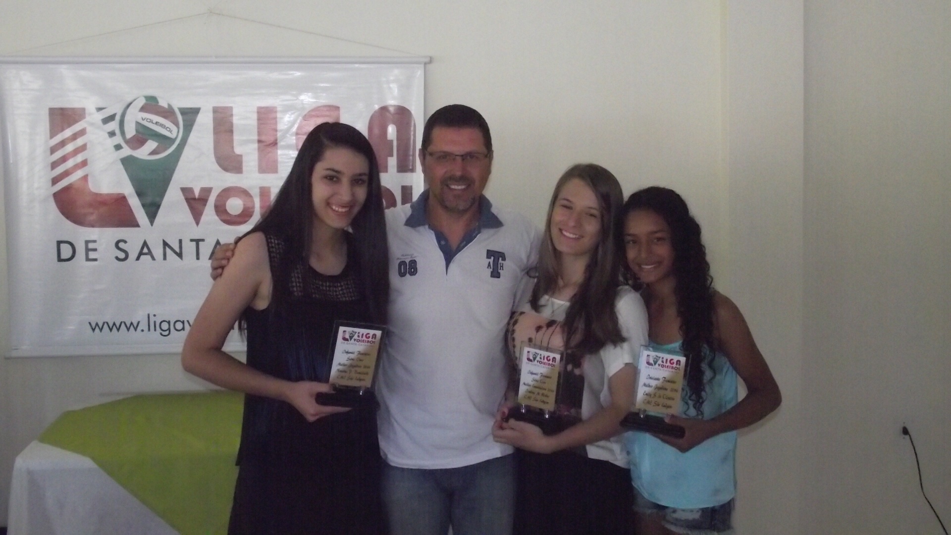 Atletas Natália, Isadora e Emily foram premiadas pela Liga Voleibol de Santa Catarina