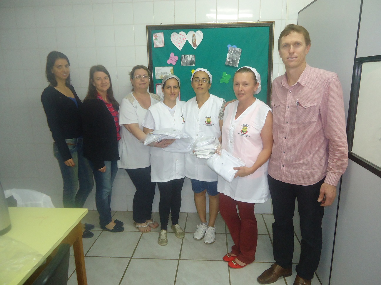 Funcionárias recebem kits da Secretaria Municipal da Educação