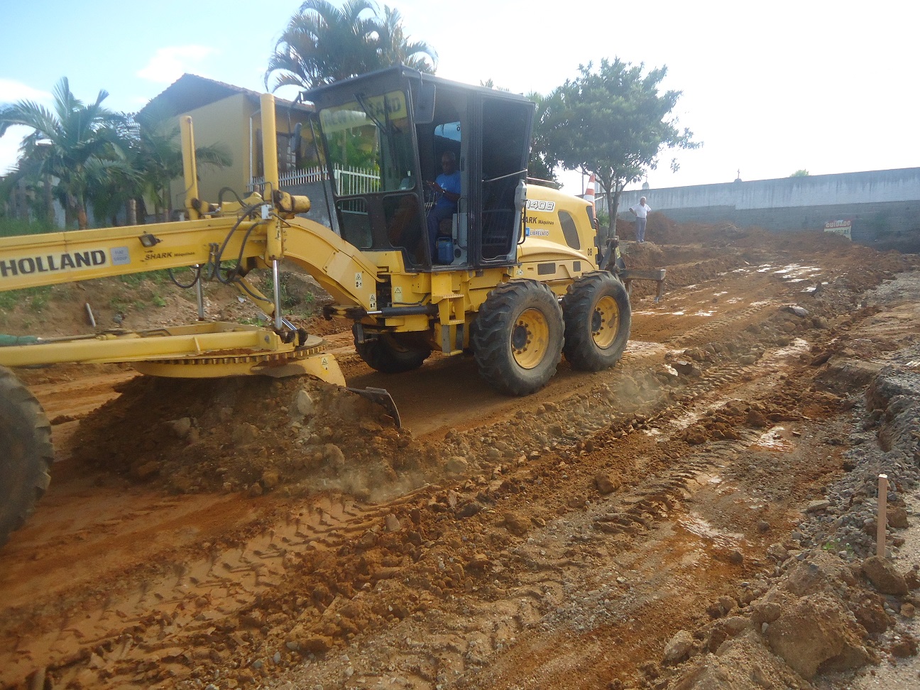 Homens e máquinas a todo vapor estão trabalhando em trecho da rua Bárbara Backs