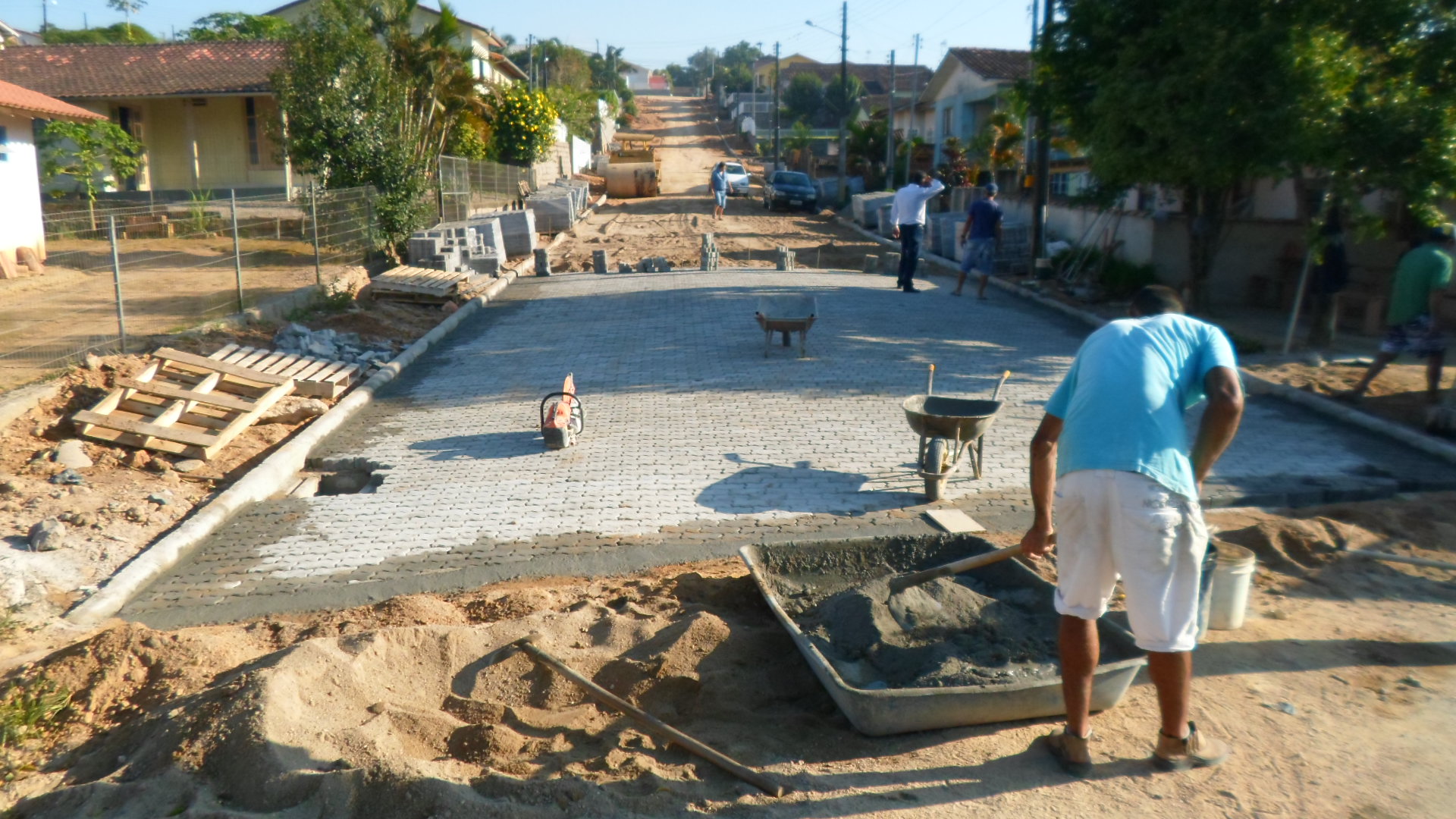 Realizada colocação de um bom trecho de paver na Rosa Wessler Warmeling esta semana