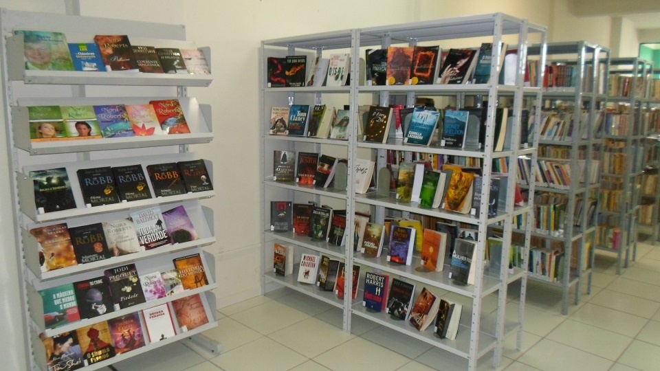 Mais uma doação de livros para a Biblioteca Pública Municipal Huberto Rodhen