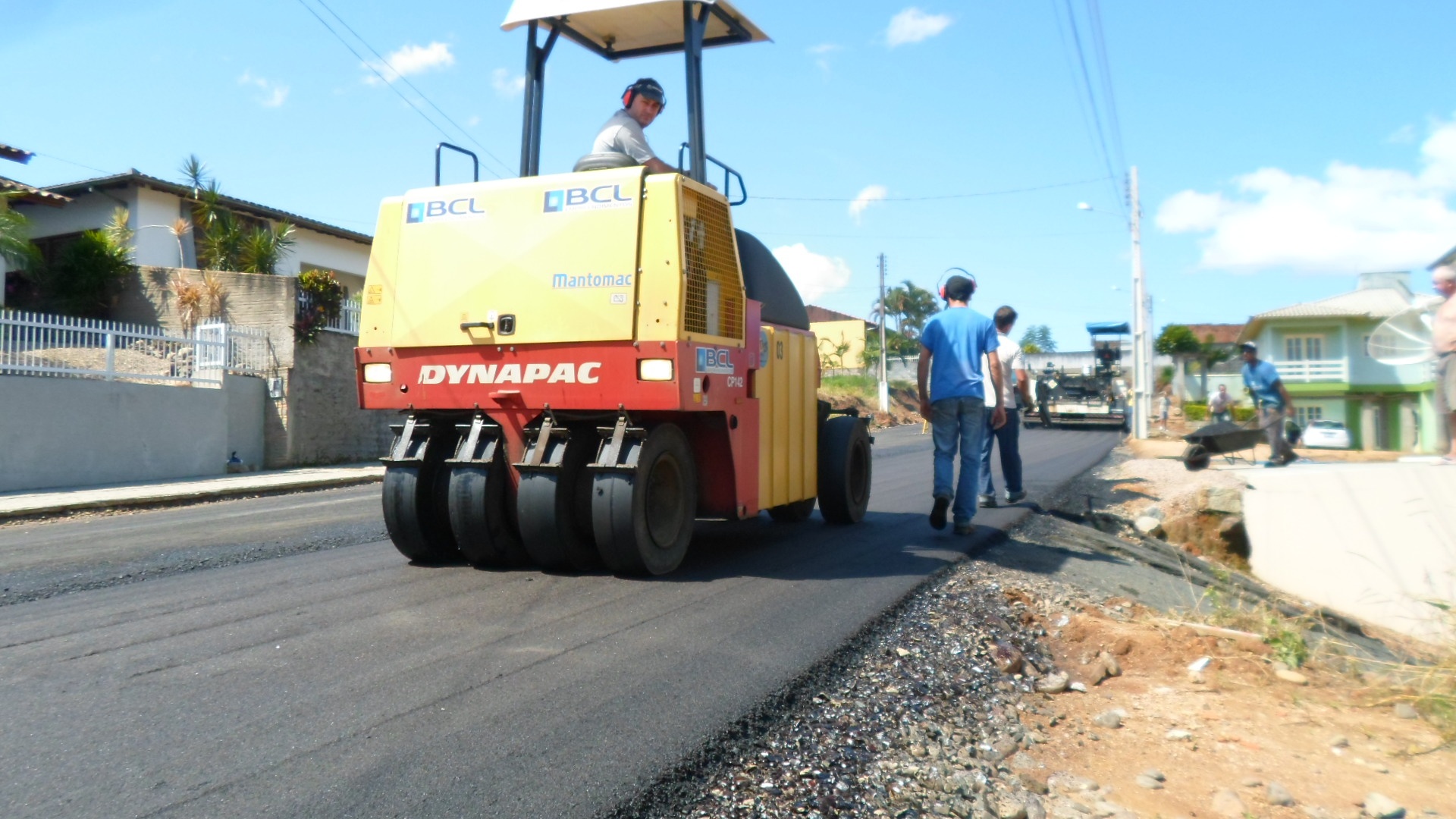 Camada asfáltica chega a rua Bárbara Backes e contorna parte do Cemitério Municipal