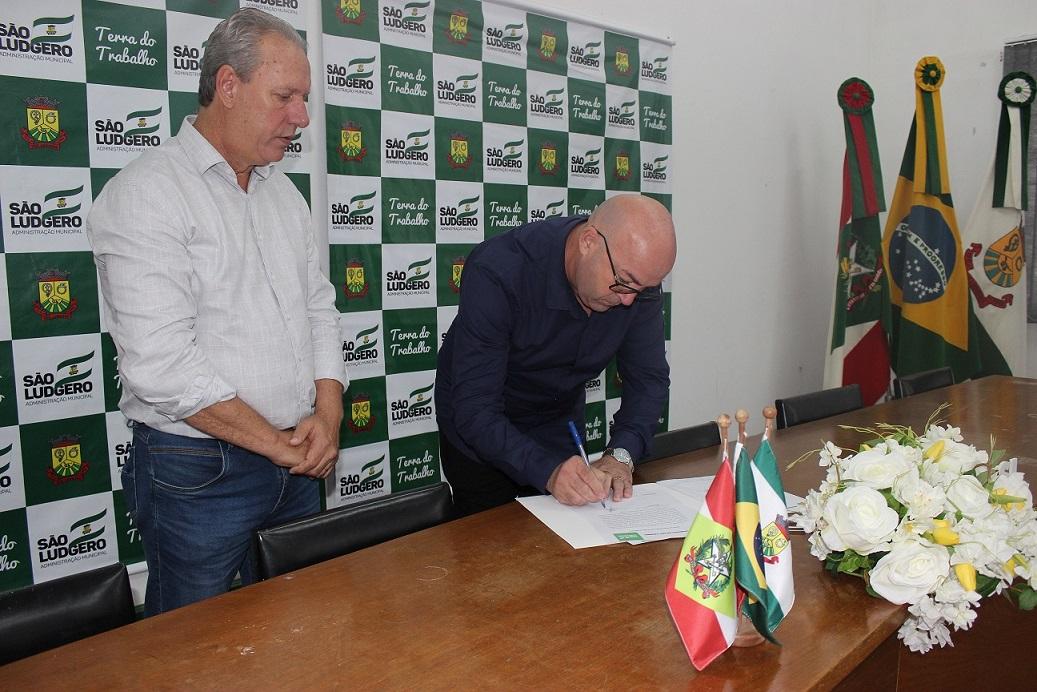Adriano Becker é empossado, interinamente, prefeito de São Ludgero