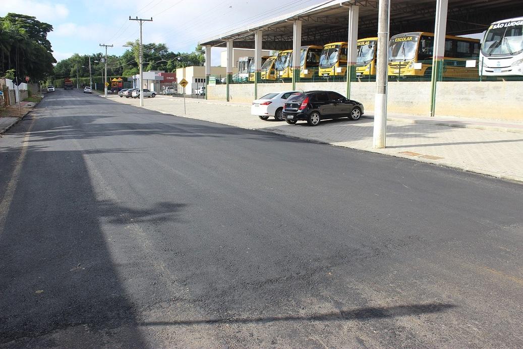 Camada asfáltica foi colocada sobre paralelepípedo, em trecho que faltava, na rua Dona Gertrudes