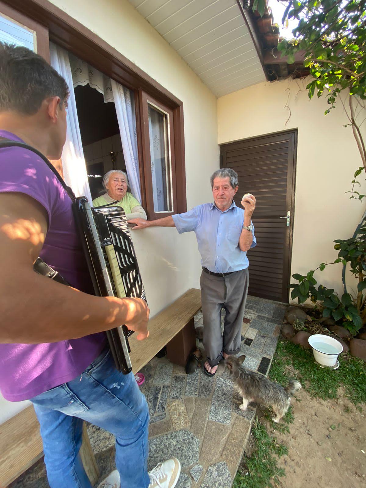 Com gaita e boa música pessoas da terceira idade recebem visitas e são convidadas a participarem...