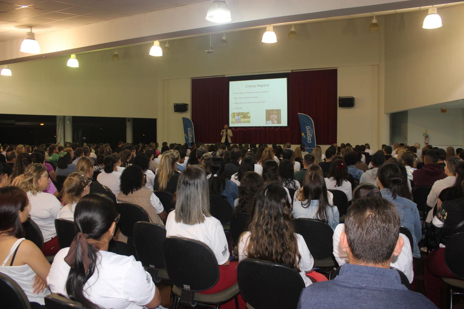 Mais de 360 pais, responsáveis e professores marcaram presença na 3ª edição do evento Família...