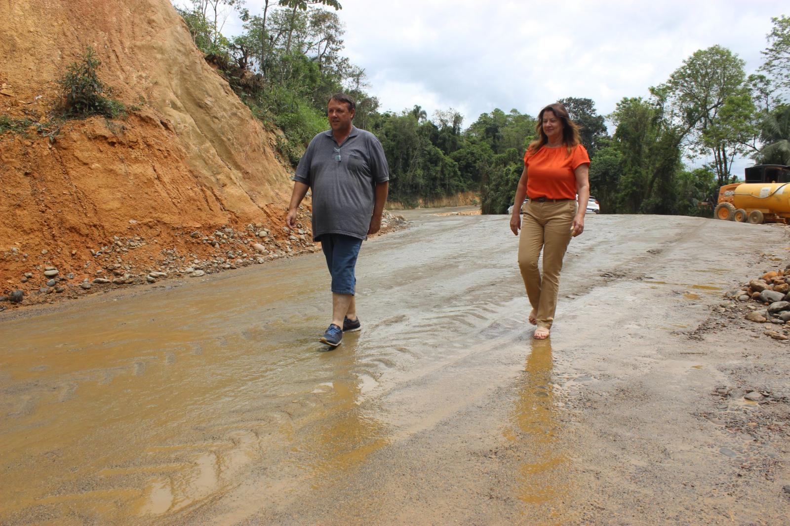 Prefeita Maria Marlene visita os trabalhos para pavimentação asfáltica no Morro do Cruzeiro