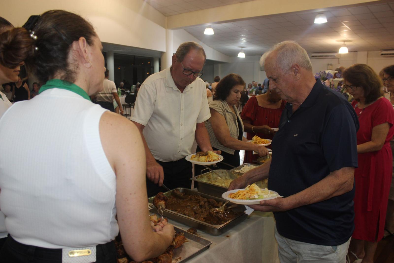 Uma noite especial com jantar, presente, dança e muita alegria marcou a confraternização...
