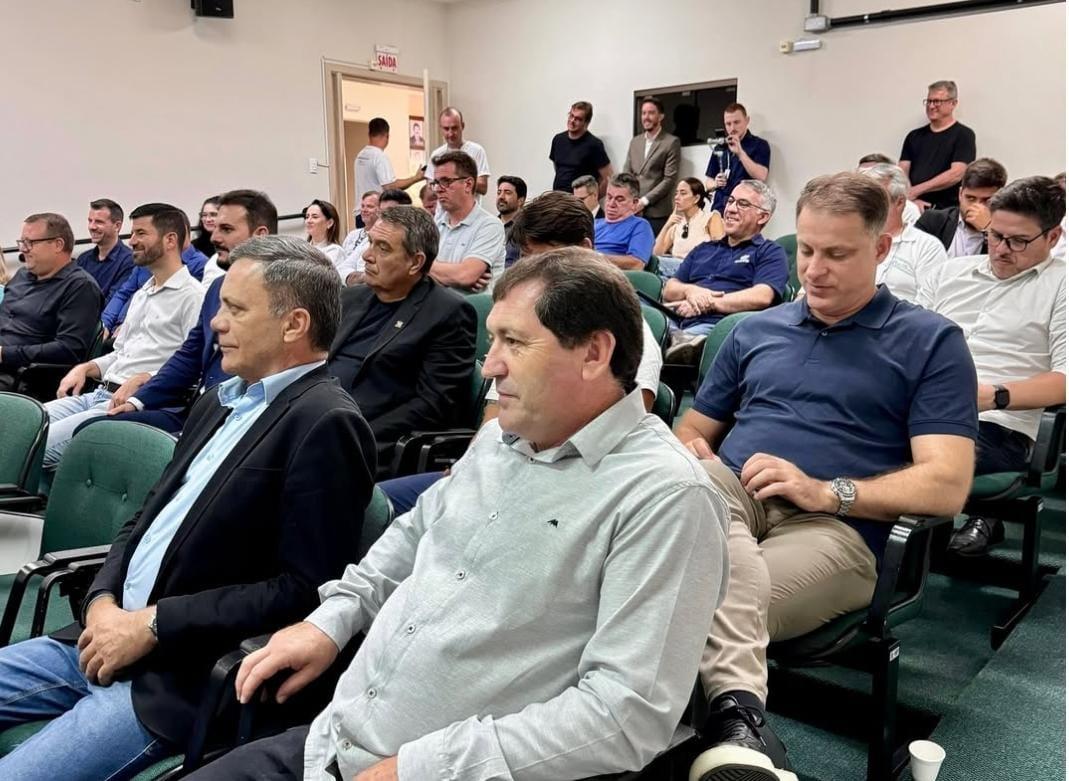 PREFEITO DE SÃO LUDGERO PARTICIPA DE ENCONTRO NA AMUREL
