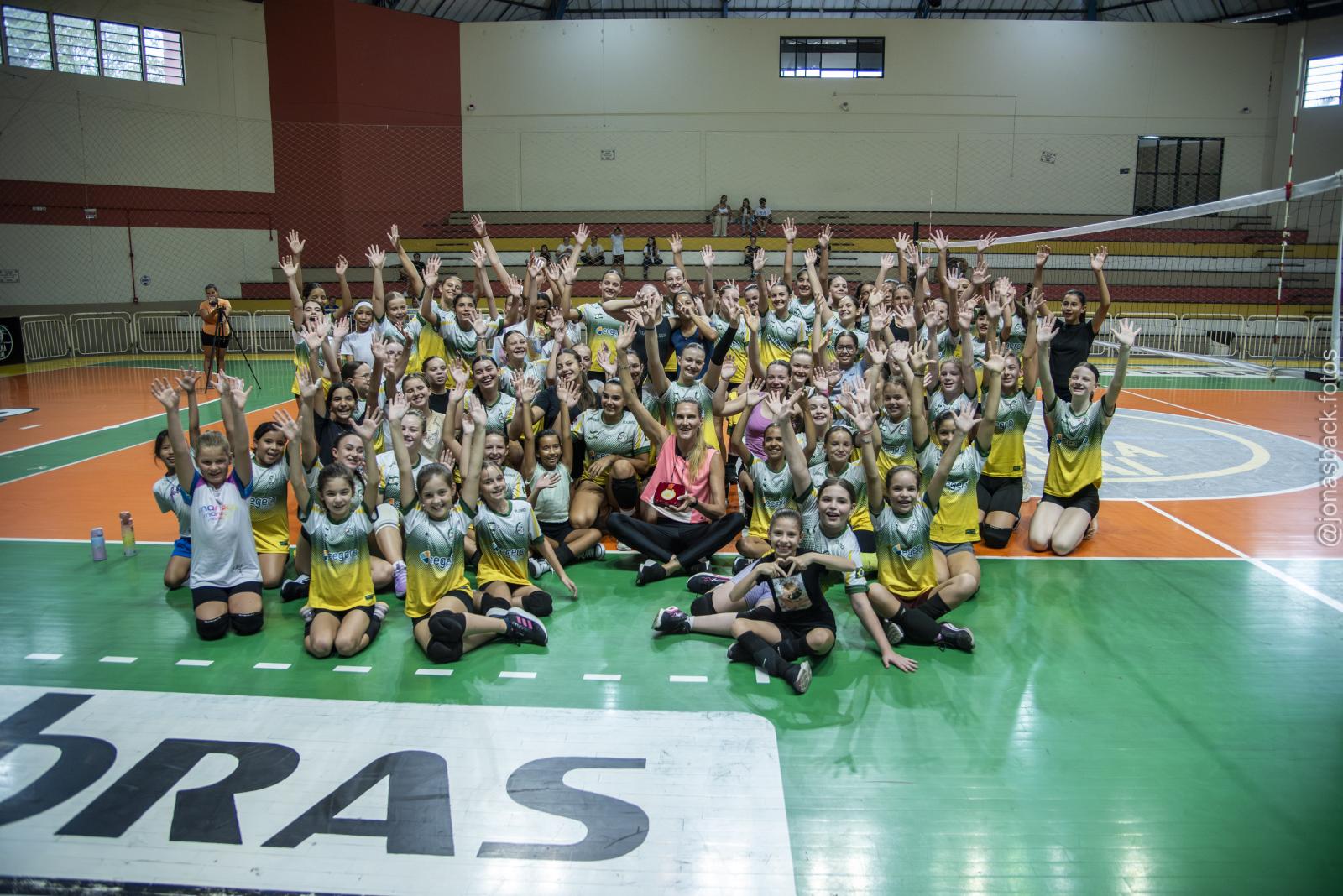 Festival de Vôlei em São Ludgero reúne campeã olímpica Mari e inspira jovens atletas