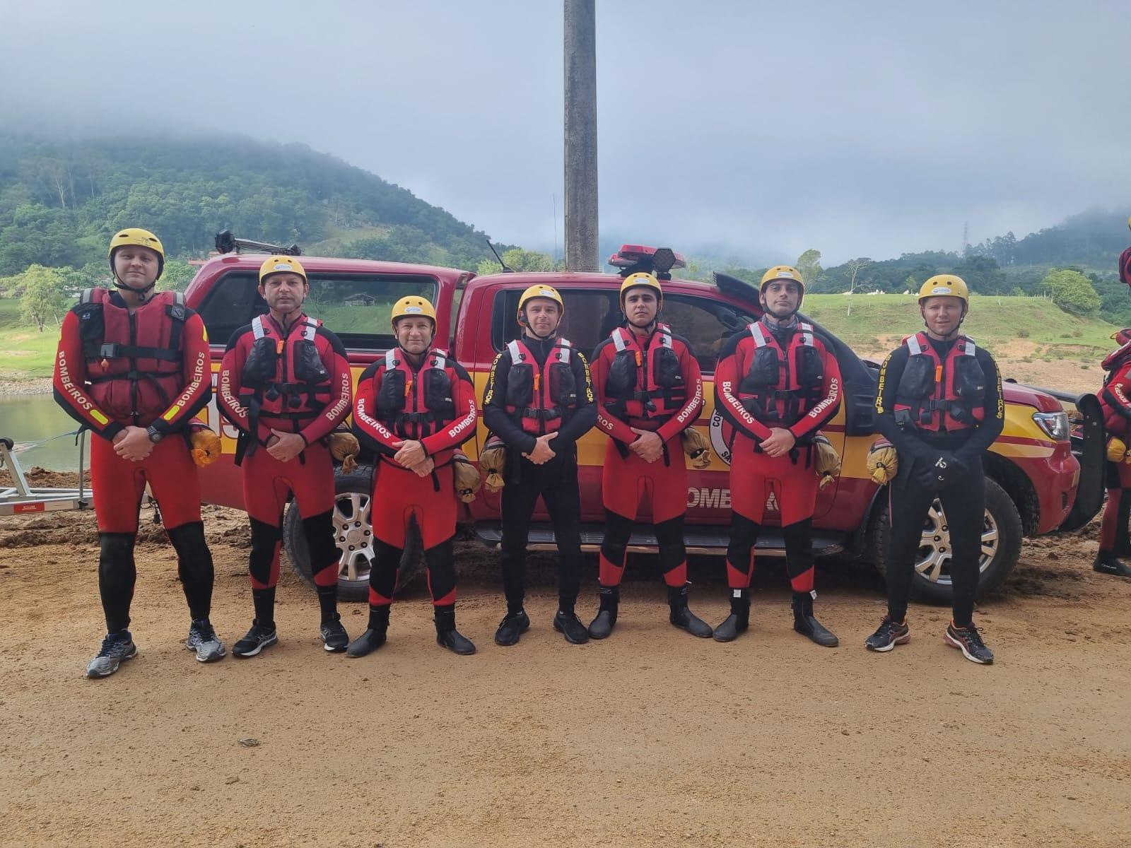 Bombeiros realizam treinamento de busca e resgate em enchentes no Rio Barra do Norte