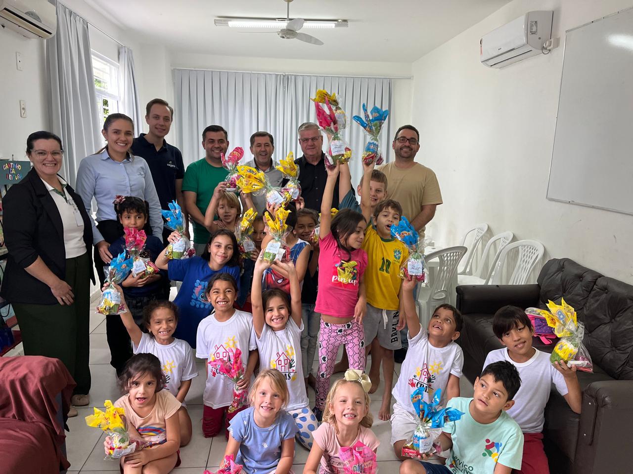 Páscoa Solidária: Prefeitura e Cegero distribuem chocolates aos assistidos do CRAS