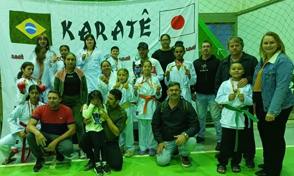 Equipe de Karatê de São Ludgero conquista 21 medalhas em torneio municipal em Armazém
