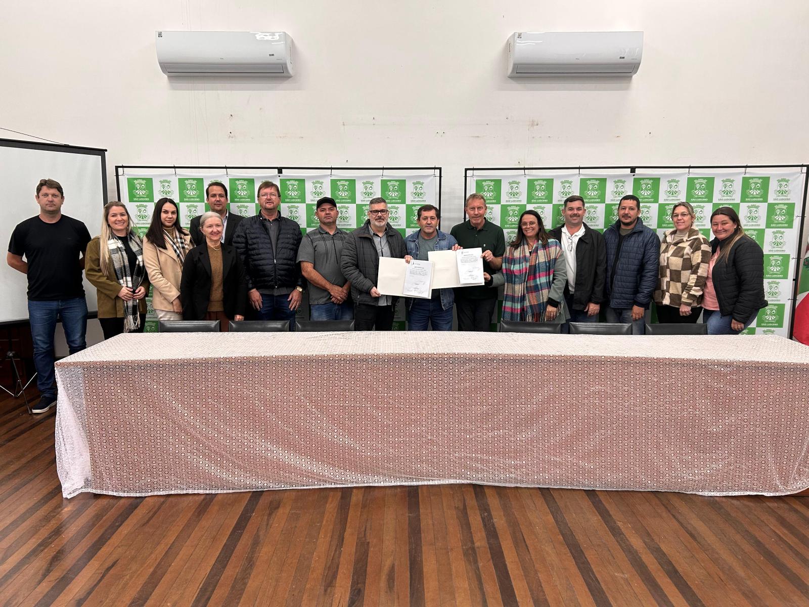 Prefeitura Assina Ordem de Serviço para Pavimentação Asfáltica da Rodovia Marta Schlickmann...