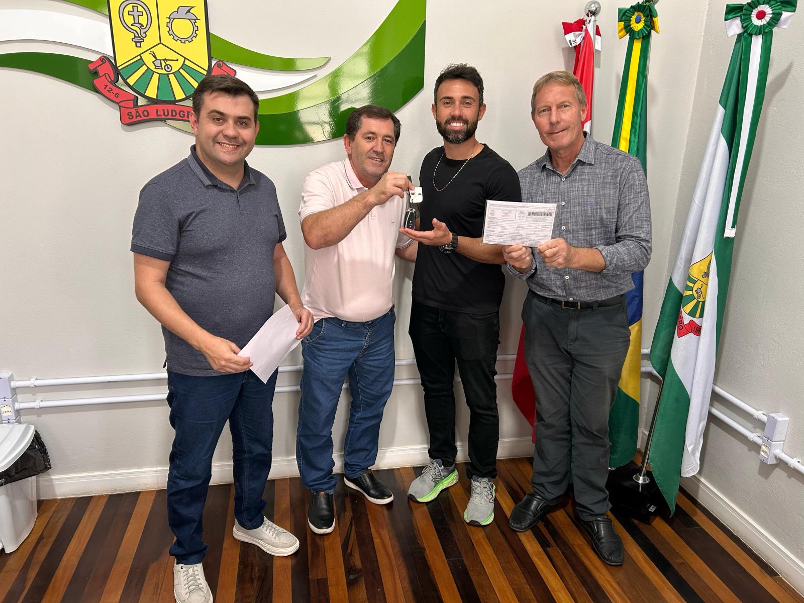 Prefeitura de São Ludgero entrega nova viatura à Polícia Civil