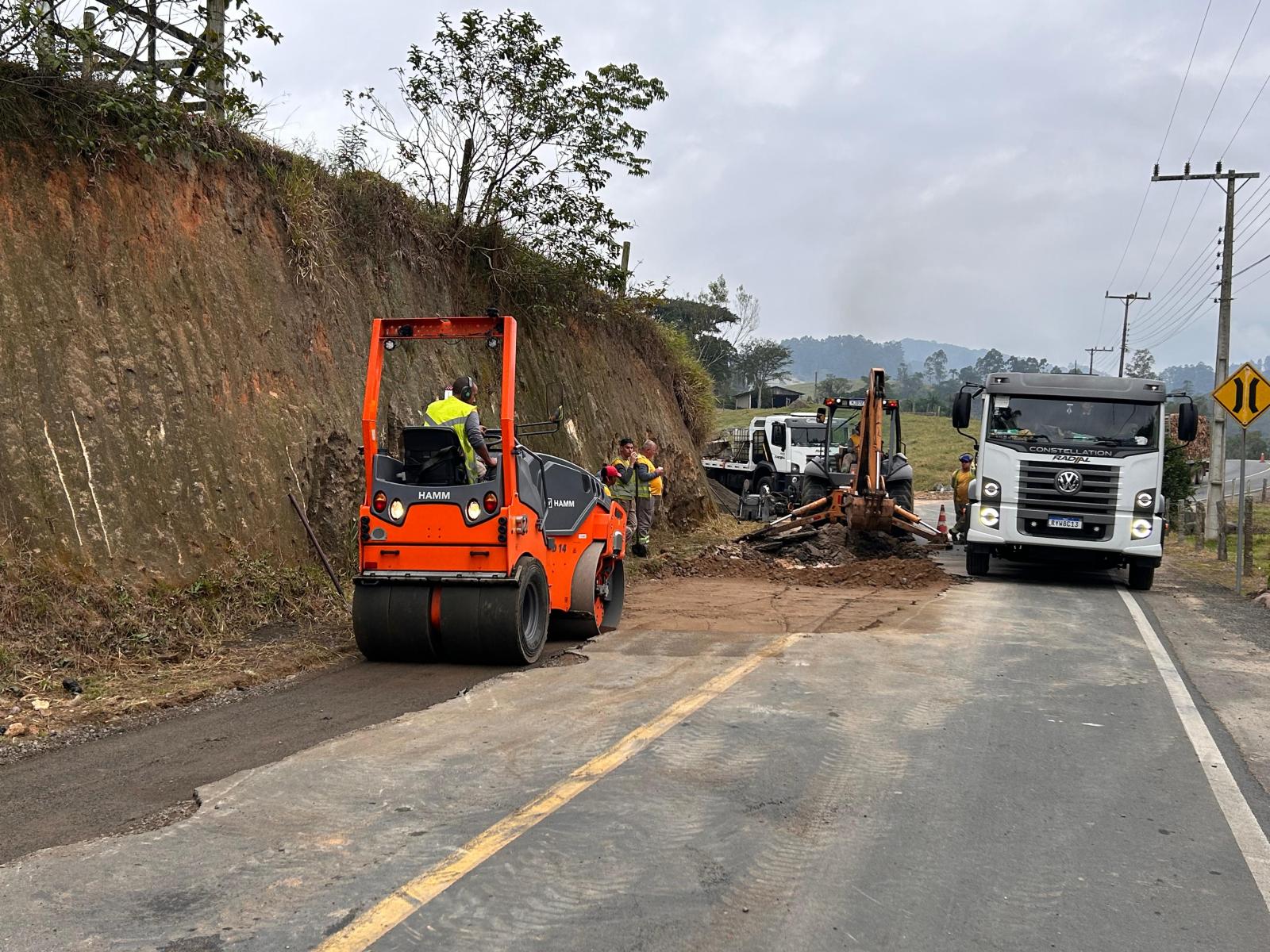 Prefeitura de São Ludgero inicia Operação Tapa-Buraco nas estradas do município