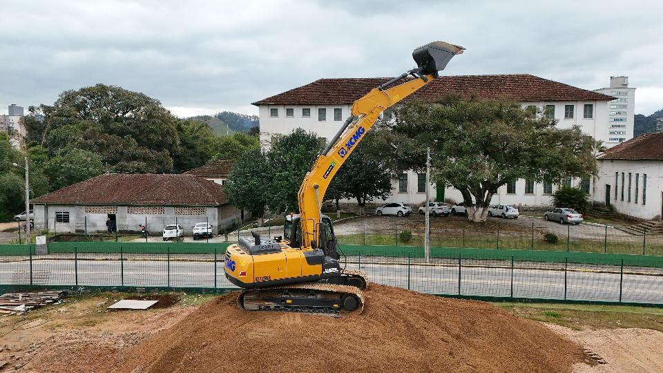 São Ludgero Reforça Frota da Secretaria de Obras com Nova Escavadeira Hidráulica