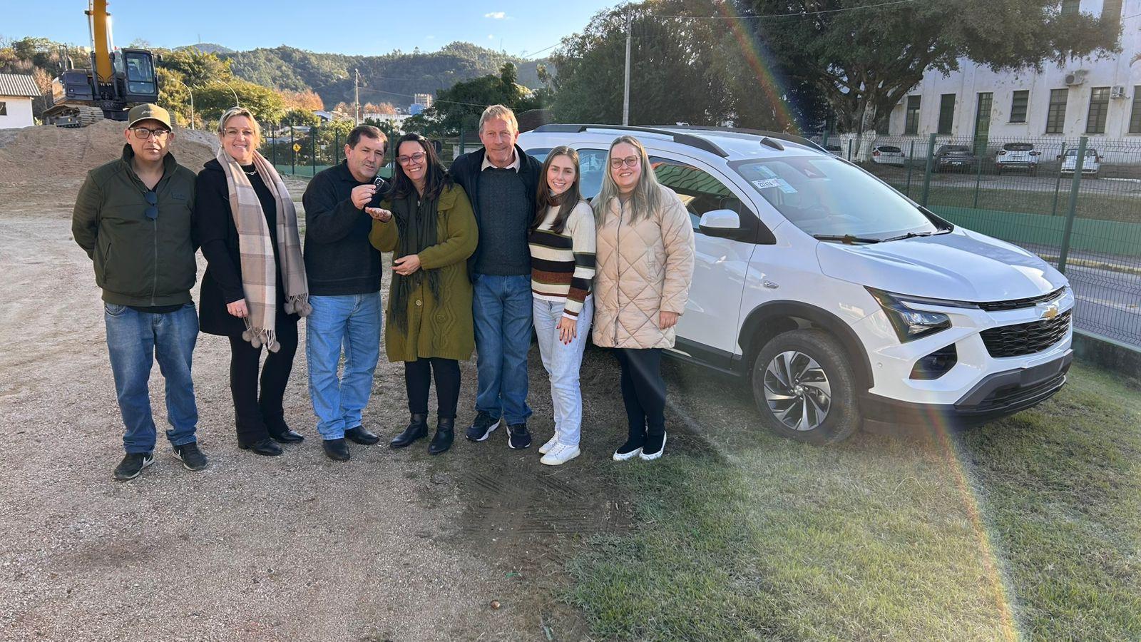 Prefeitura de São Ludgero entrega novo veículo à Secretaria da Educação