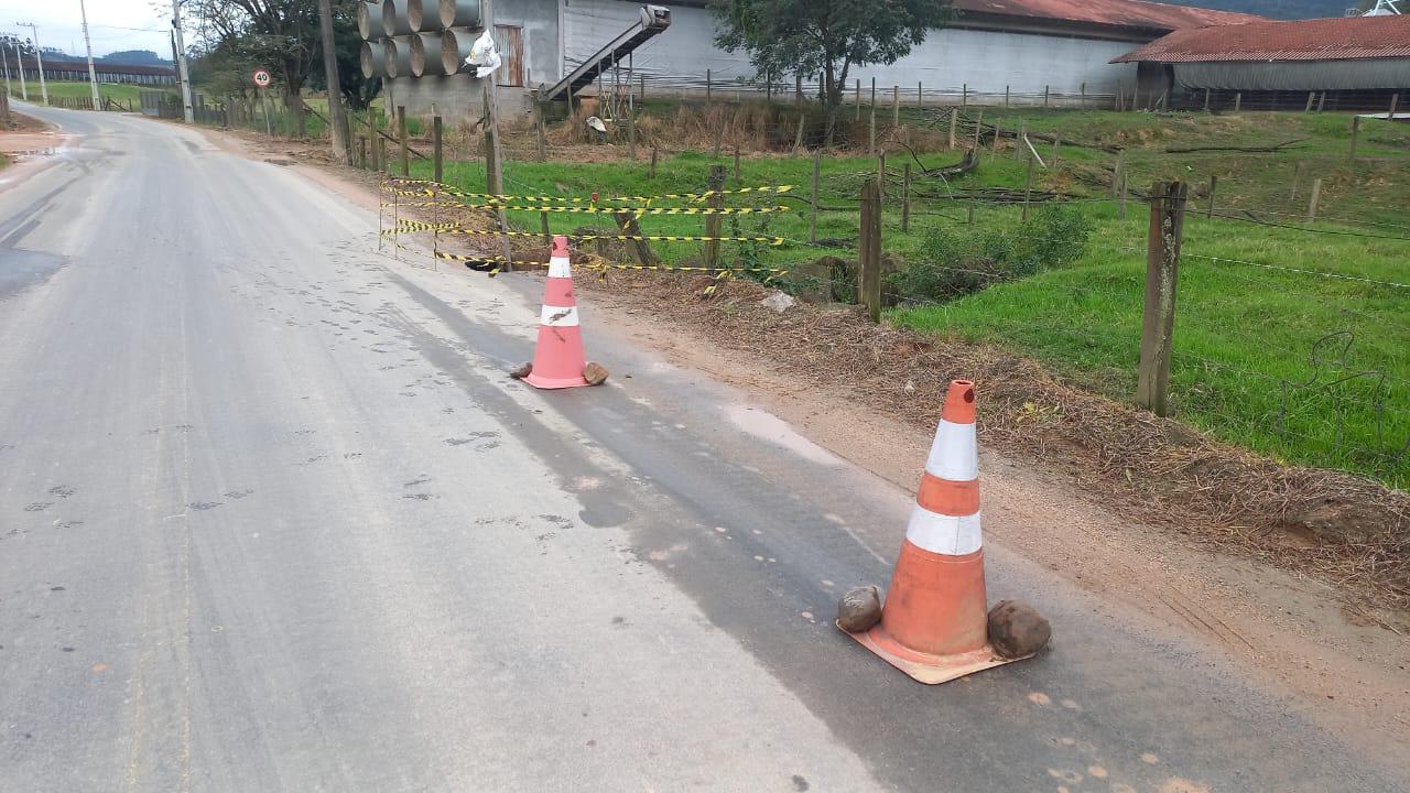 Manutenção emergencial interdita estrada de acesso à comunidade do Morro do Cruzeiro nesta manhã