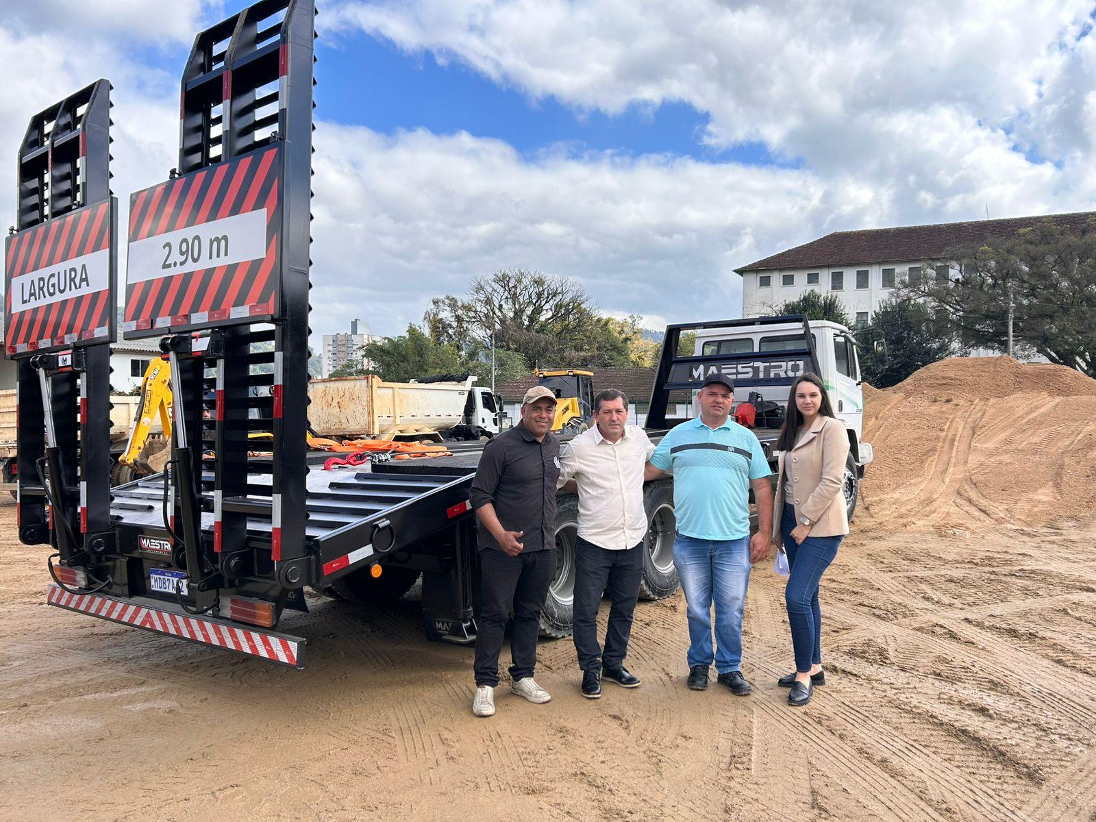 Prefeitura de São Ludgero adquire nova carroceria prancha para transporte de máquinas