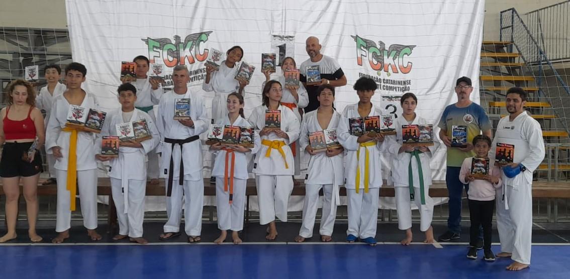 Atletas de São Ludgero brilham no Troféu Tubarão de Karatê e conquistam 35 premiações