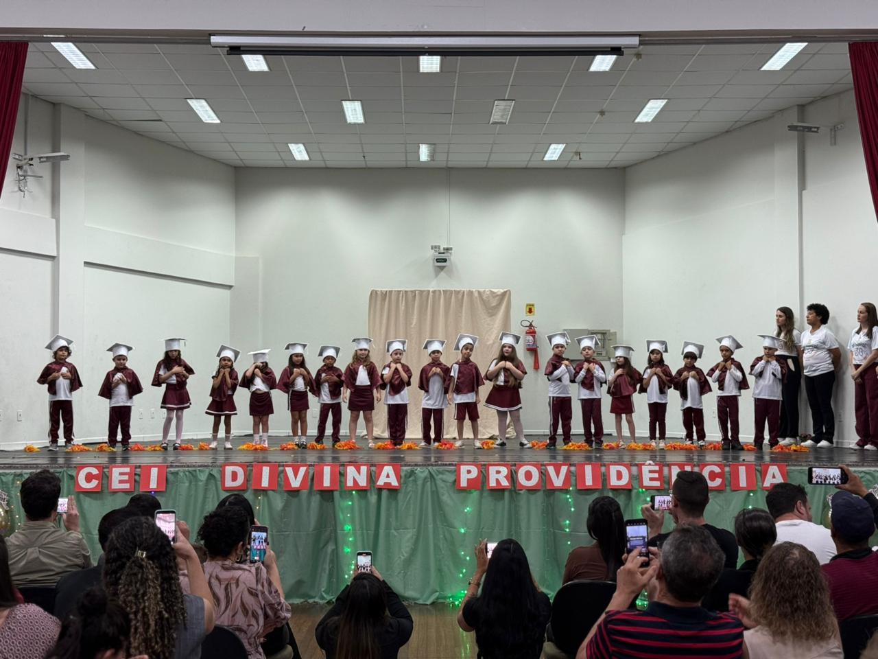 CEI Divina Providência encerra ano letivo com noite de celebração e encanto natalino