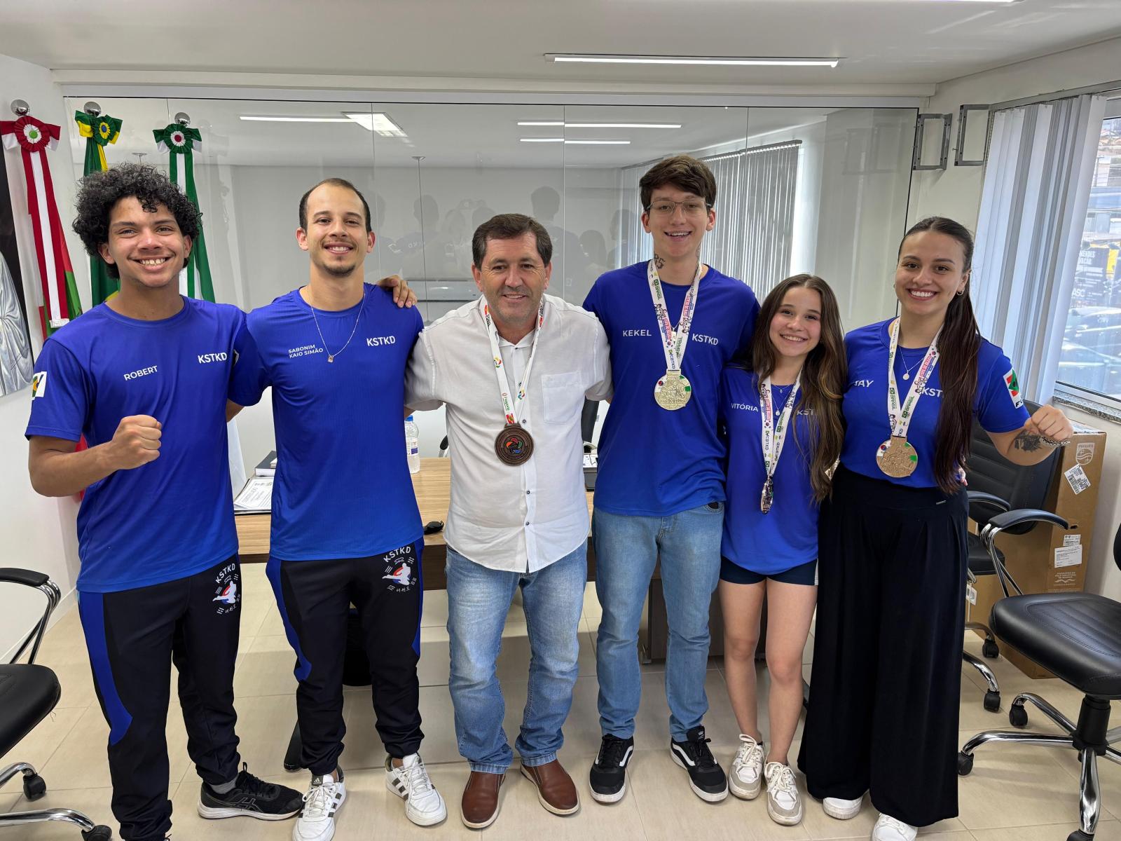Equipe de Taekwondo de São Ludgero visita o gabinete do prefeito e celebra conquistas da temporada...