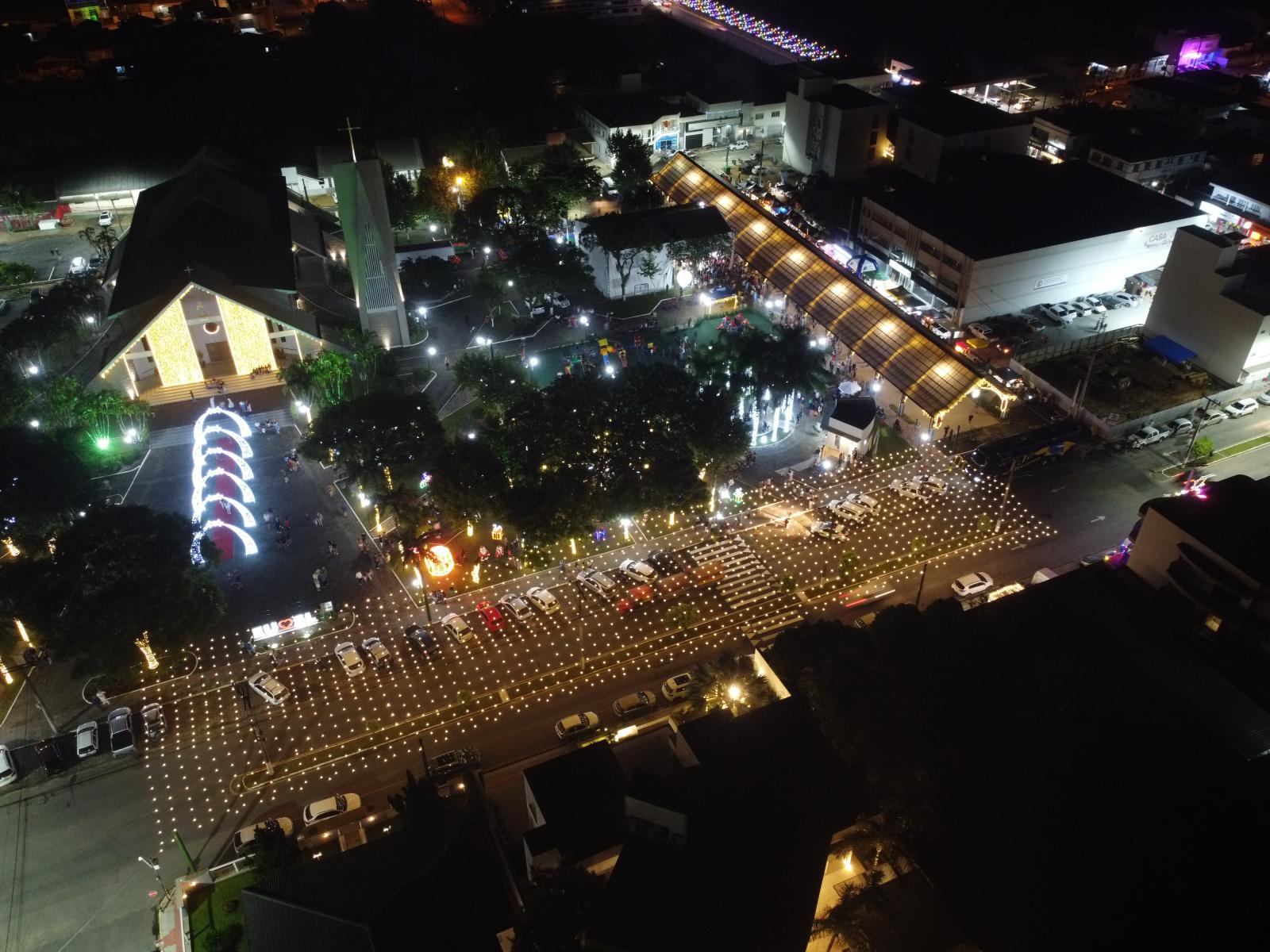 Inauguração da Rua Coberta marca abertura oficial do Natal Show 2025 em São Ludgero